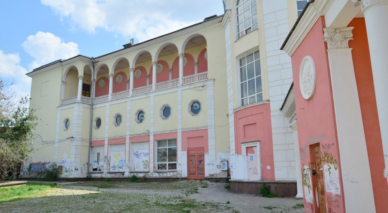 Задний фасад кинотеатра «Симферополь» выглядит особенно плачевно.