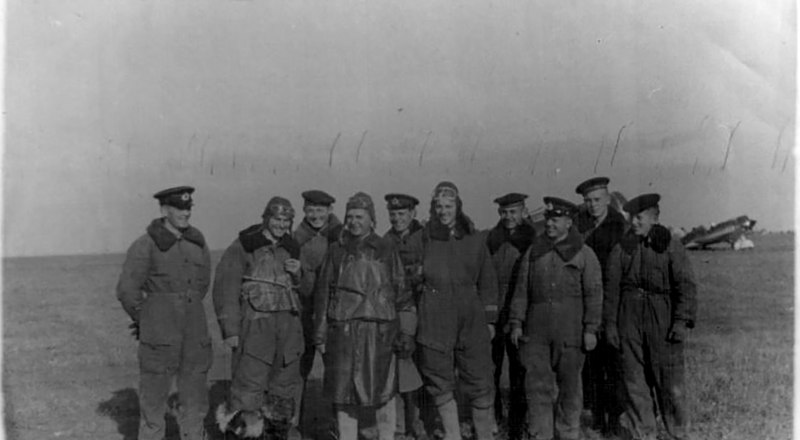 Иван Любимов и Михаил Авдеев с товарищами. Может, на фото рубежа 1940-41-го есть и Аршак Аллахвердов. Герои Крымского неба. Фото с сайта ava.org.ru