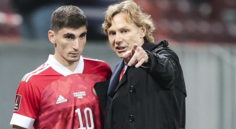 Валерий Карпин показывает Зелимхану Бакаеву возможное направление развития российского футбола. Фото «СЭ».