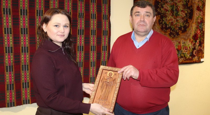 Елена Копытич и директор музея Юрий Лаптев. Фото Евгении Барановой.