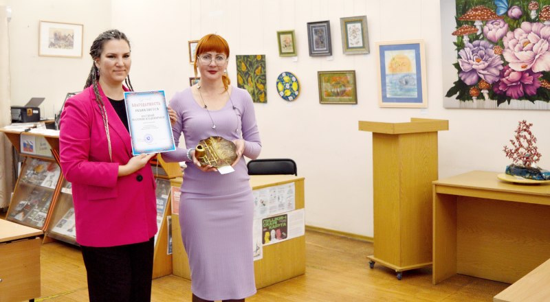 Подарок от Екатерины принимает Елена Плахоцкая. Фото Елены Поповой.