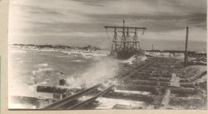 Плавучий кран у косы Чушка во время шторма. 1944 год.
