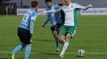 В игре - восходящая звезда российского футбола, капитан грозненского «Терека» Олег Иванов (в белой футболке).
