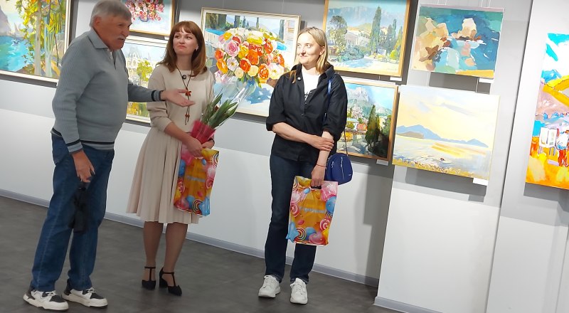 Коллега молодых художниц Александр Кропко делится впечатлениями об экспозиции.
