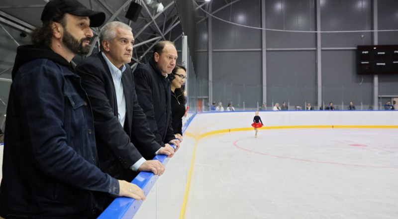 Сергей Аксёнов и Илья Авербух оценили новенькую ледовую арену в Уютном.
