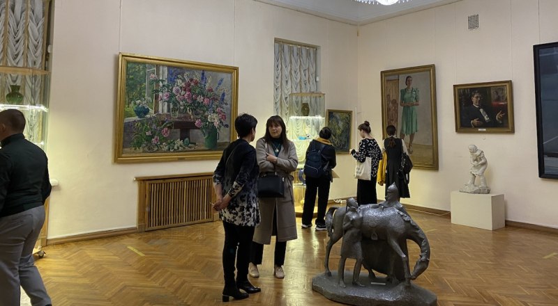 Сотрудник музея рассказывает гостье о выставке.