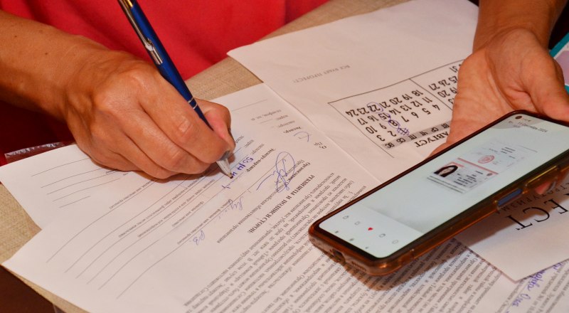 Для выезда ребёнка за границу надо нотариально заверенное согласие родителей.