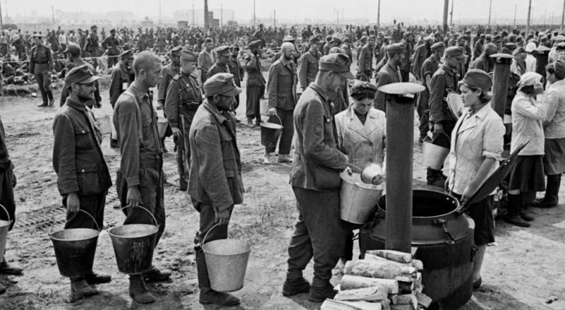 Лояльное отношение к себе некоторые пленные фашисты объясняли пресловутым «превосходством немецкой расы над советскими людьми». Фото ТАСС.