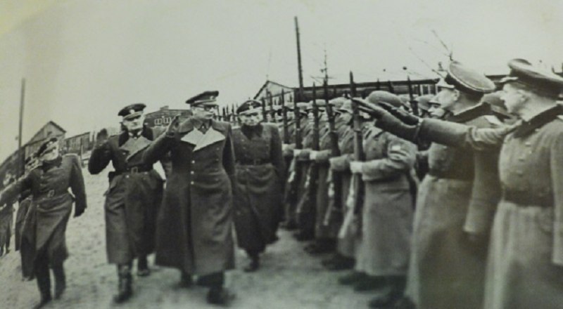 Генерал Власов вместе с немецкими офицерами принимает парад частей РОА. Фото из архивов ФСБ России.