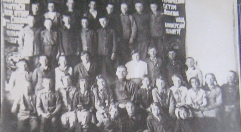 Семиклассники школы с директором Готлибом Гаар, 1939 год Фото из архива школы-гимназии. Фото из архива школы-гимназии.