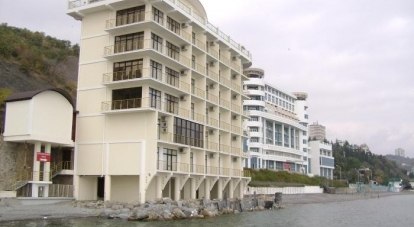 По документам - спасательная станция, по факту - семиэтажный отель прямо на пляже. Такое возможно только в Крыму.