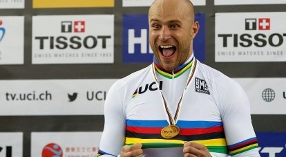 Чемпион мира в спринтерской гонке на велотреке москвич Денис Дмитриев. 