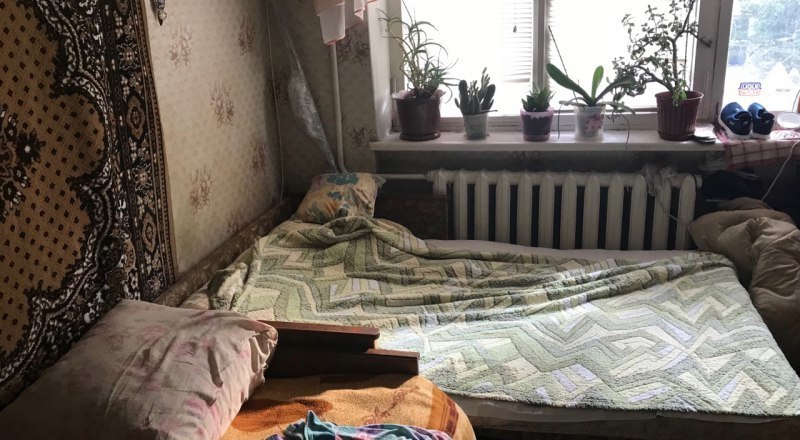 Крымчане держатся за маленькие комнаты изо всех сил. Снимать жильё за 15-20 тысяч рублей в месяц они не могут.