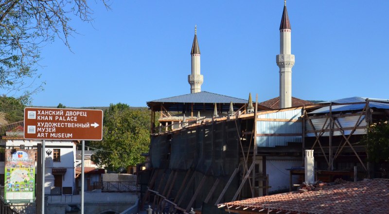 Работы продолжаются. Дворец будет сдан.