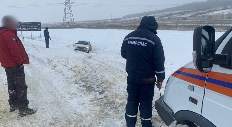 Снежные заносы добавили хлопот спасателям. Фото «Крым-Спаса».
