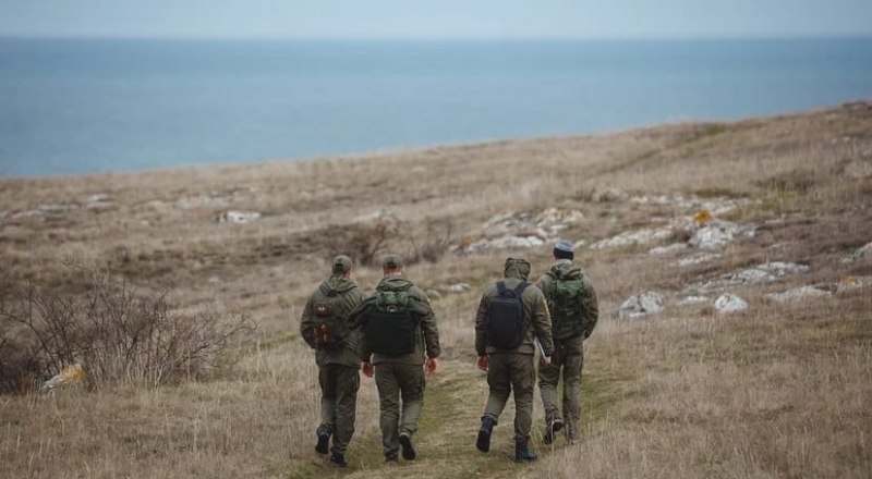 Инспекторы должны быть готовы ко всему, это работа для многозадачных людей. Фото ФГБУ «Заповедный Крым».
