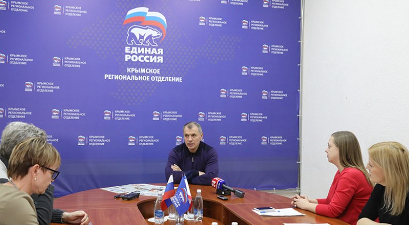 Владимир Константинов на встрече с журналистами.
