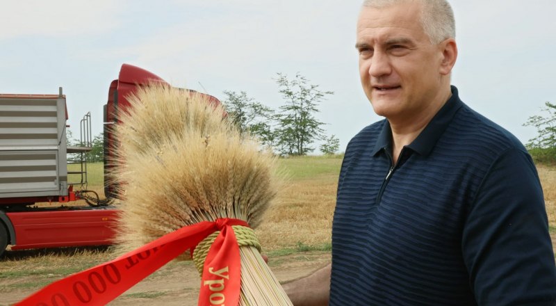 Сергей Аксёнов поздравил крымских хлеборобов с тем, что они собрали миллион тонн зерна. Фото пресс-службы главы РК.