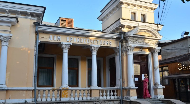 Почти 70 лет там связывали судьбы людей.