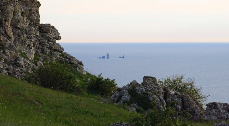 Путь от берега до достопримечательности - не близкий. Фото Управления ООПТ Республики Крым.