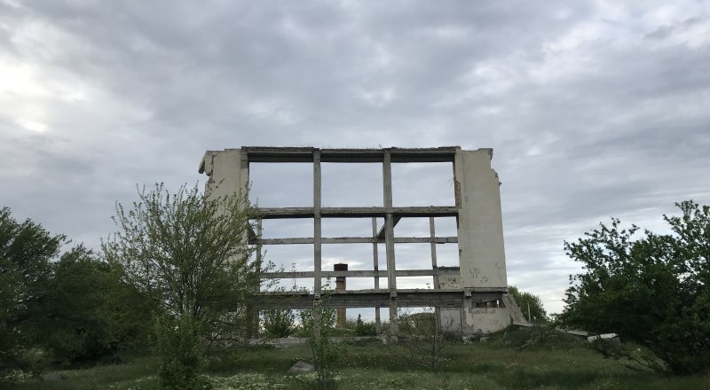 Всё, что осталось от непостроенной школы в Михайловке.