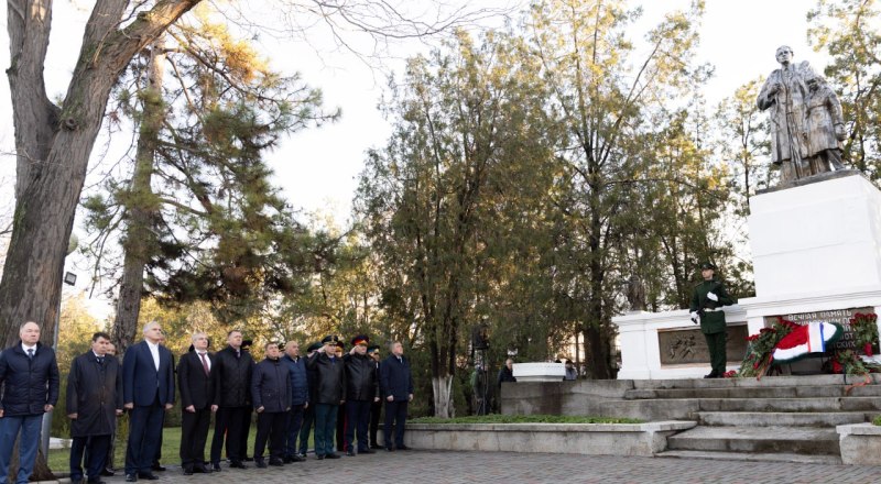 Церемония возложения цветов на Военном мемориальном кладбище Симферополя.