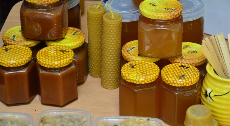 После принятия нового законопроекта мёдом можно будет называть исключительно природный продукт жизнедеятельности пчёл. Фото Анны КАДНИКОВОЙ.