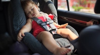 Некоторые родители даже оставляют спящих детей в машинах, а сами идут за покупками.