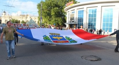 Праздничное шествие и флаг Симферополя.