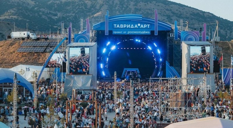 Во время фестиваля «Таврида. Арт». Фото с сайта rg.ru