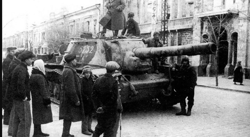 Меньше чем через неделю после начала наступления наши солдаты освободят и столицу Крыма - самоходная установка в центре Симфепрополя. Фото Леонида Яблонского, 13 апреля 1944 года.