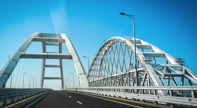 Крымский мост всегда открыт и готов к наплыву туристов. 