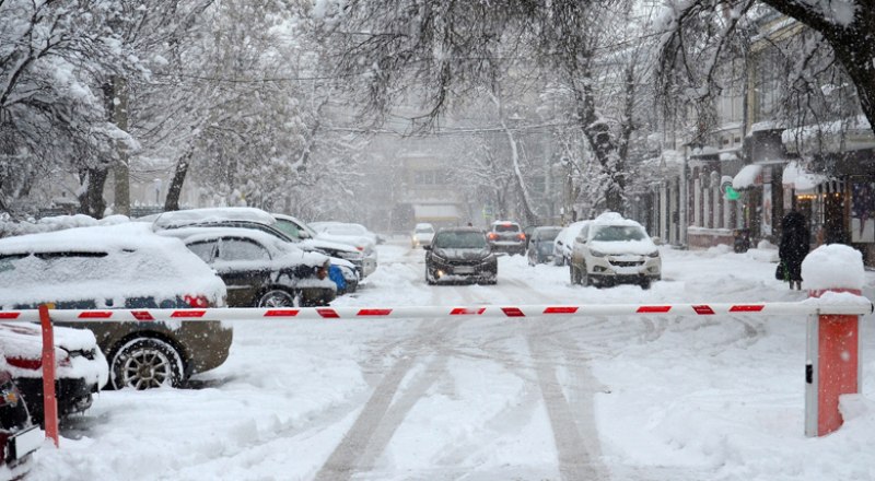 В выходные в городах Крыма было холодно, снежно и скользко.