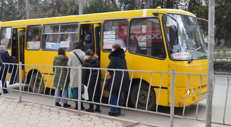 Автобусов на маршрутах и сейчас не хватает - переполненные салоны стали нормой.