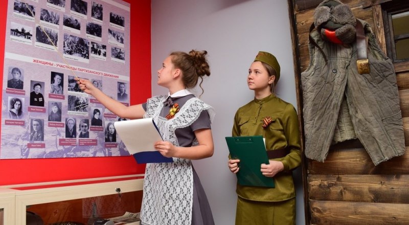 Юные экскурсоводы школьного музея партизанской славы.