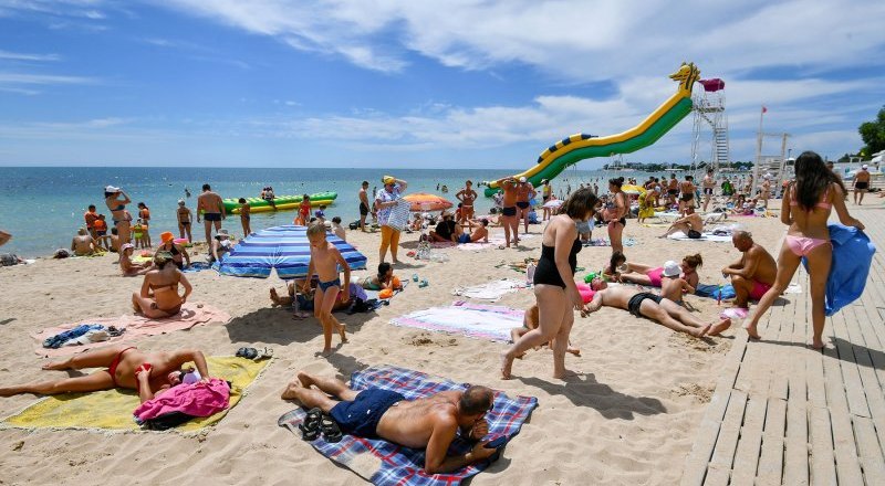 Отдыхающих на пляжах станет больше. Фото Константина МИХАЛЬЧЕВСКОГО/РИА Новости.