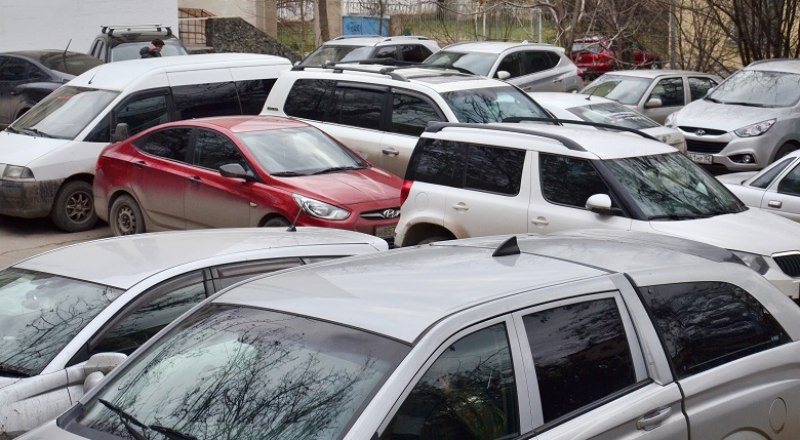 Драки из-за парковок могут возникать всё чаще - автомобили ставить негде. Фото Александра кадникова.