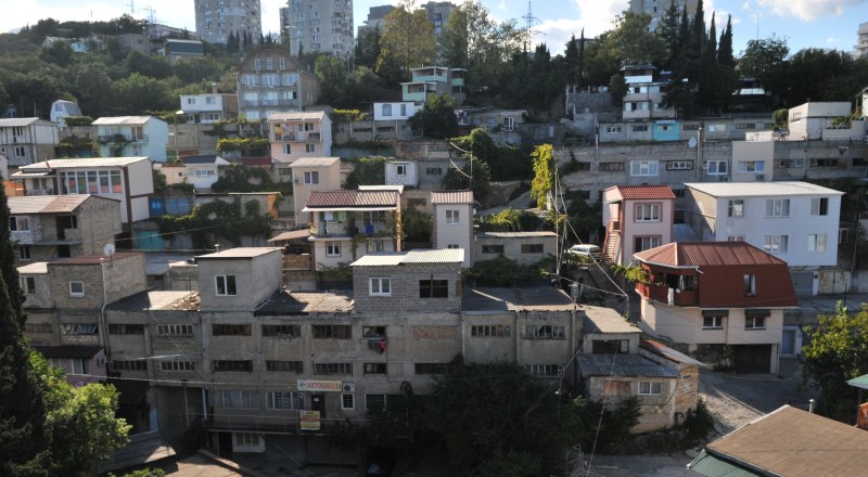 Посуточная аренда остаётся довольно недешёвым способом решения жилищного вопроса во время отдыха в Крыму.