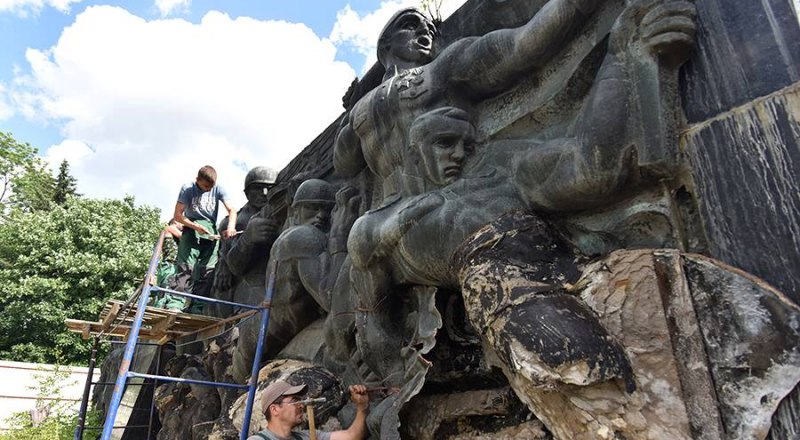 В позапрошлом году во Львове демонтировали Монумент славы Советской армии, открытый в 1970 году.