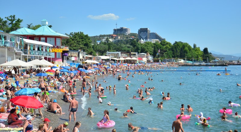 Такого количества туристов многие не видели на пляжах Крыма со времён СССР.