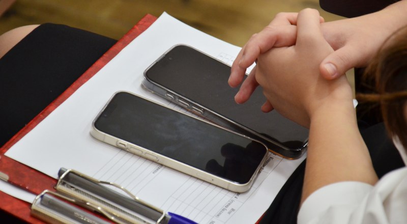 Кажется, мобильные телефоны будут обновлять теперь реже.