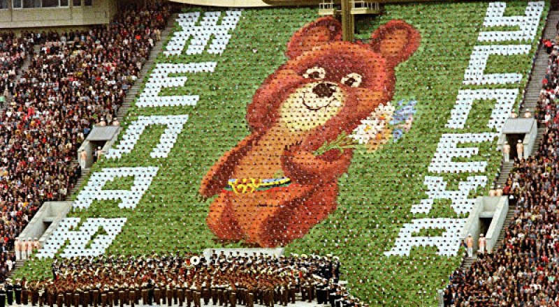 Олимпийский Миша приветствует участников и болельщиков Игр XXII Олимпиады в Москве-1980.