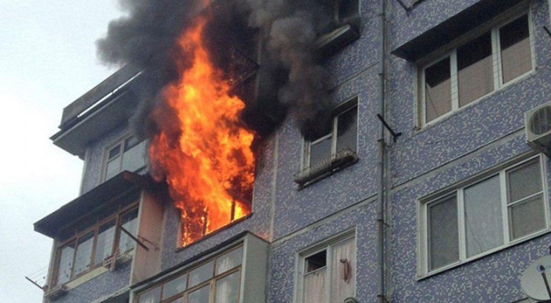 Пожар в квартире может быть смертельно опасным, если огонь идёт от входной двери.