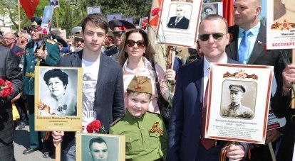 Бахаревы с портретами родственников. 9 мая.