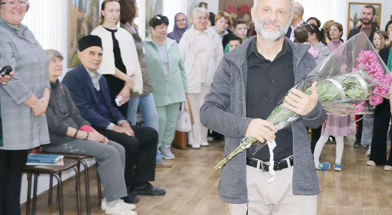 Нури Якубов на вернисаже. Фото Галины Ветровой.