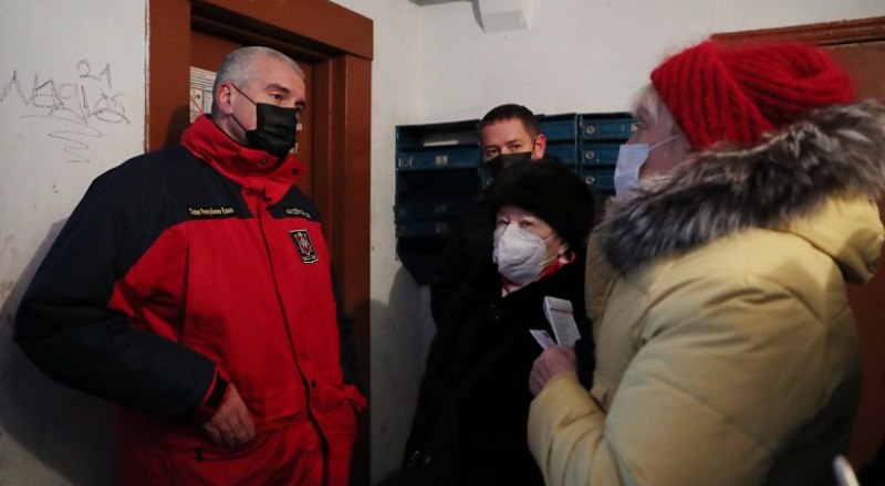 Керчане пожаловались Сергею Аксёнову на высокие тарифы управляющих компаний и протекающие крыши. Фото пресс-службы главы республики.