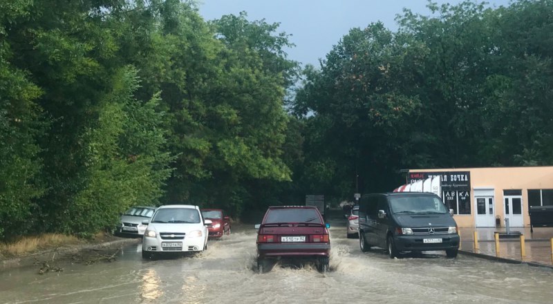 Дорога возле радиорынка в Симферополе после дождей превращается в русло реки.