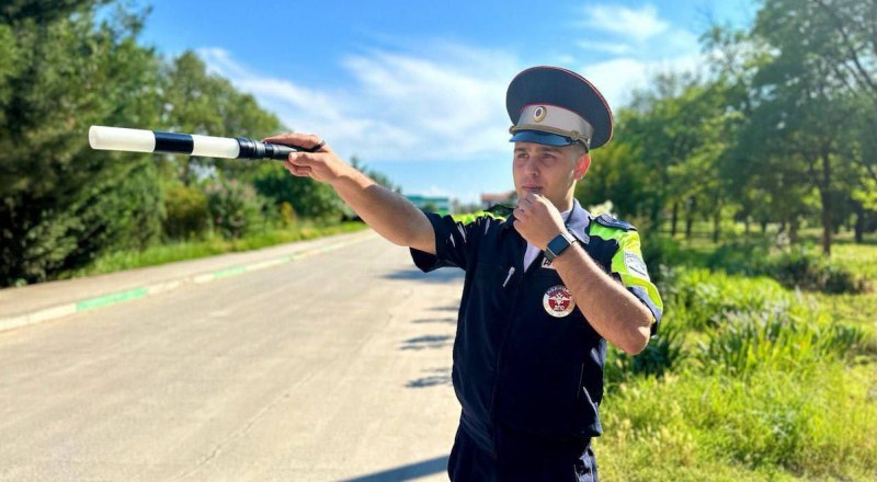 Сотрудники Госавтоинспекции следят за порядком на дорогах. Фото пресс-службы Госавтоинспекции.