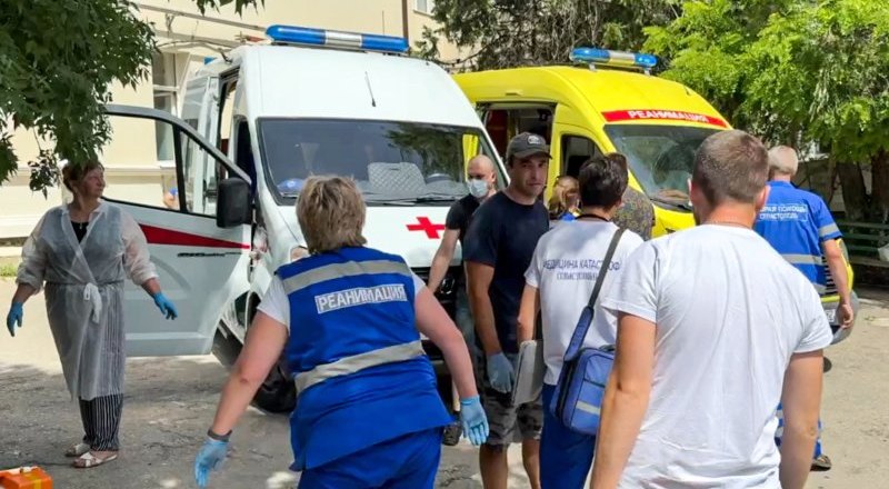 Прилетевшая на севастопольский пляж американская дальнобойная ракета с кассетной начинкой оборвала жизнь, в том числе 9-летней Софии - дочери заместителя мэра Магадана Олега Аверьянова. Фото пресс-службы правительства Севастополя/ТАСС.