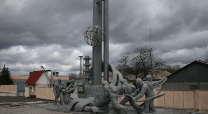 Мемориал «Погибшим пожарным» возле пожарной части в Чернобыле. Надпись гласит: «Тем, кто спас мир».